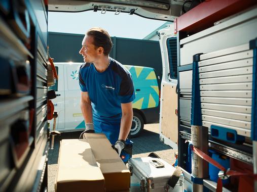 Ein Northoff-Mitarbeiter lädt Kartons in einen Lieferwagen mit Firmenbranding.