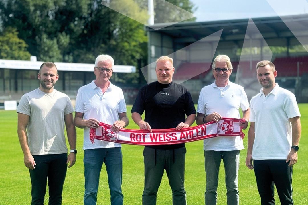 Gruppenfoto: Team von Northoff Kälte-Klimatechnik und Rot Weiss Ahlen feiert die neue Sponsoring-Partnerschaft.