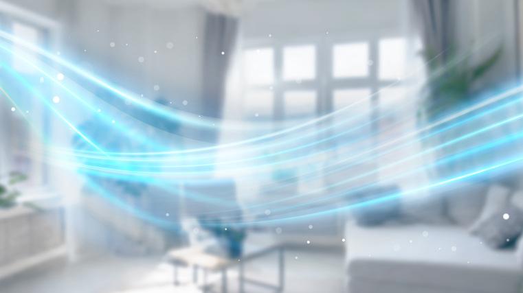 Blau leuchtende Luftstromlinien durchziehen ein helles, unscharfes Wohnzimmer.