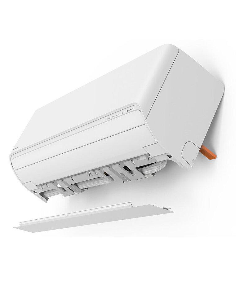 Weiße Panasonic Wandklimaanlage mit abgenommener Frontplatte, zeigt Innenleben.