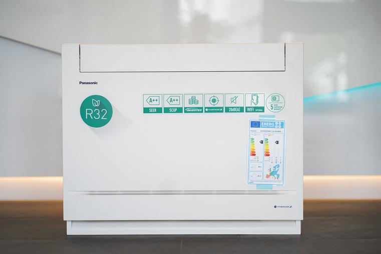 Frontansicht einer weißen Panasonic Klimaanlage mit R32 Kältemittel, A+++ Energieeffizienzlabel und nanoeX Technologie.